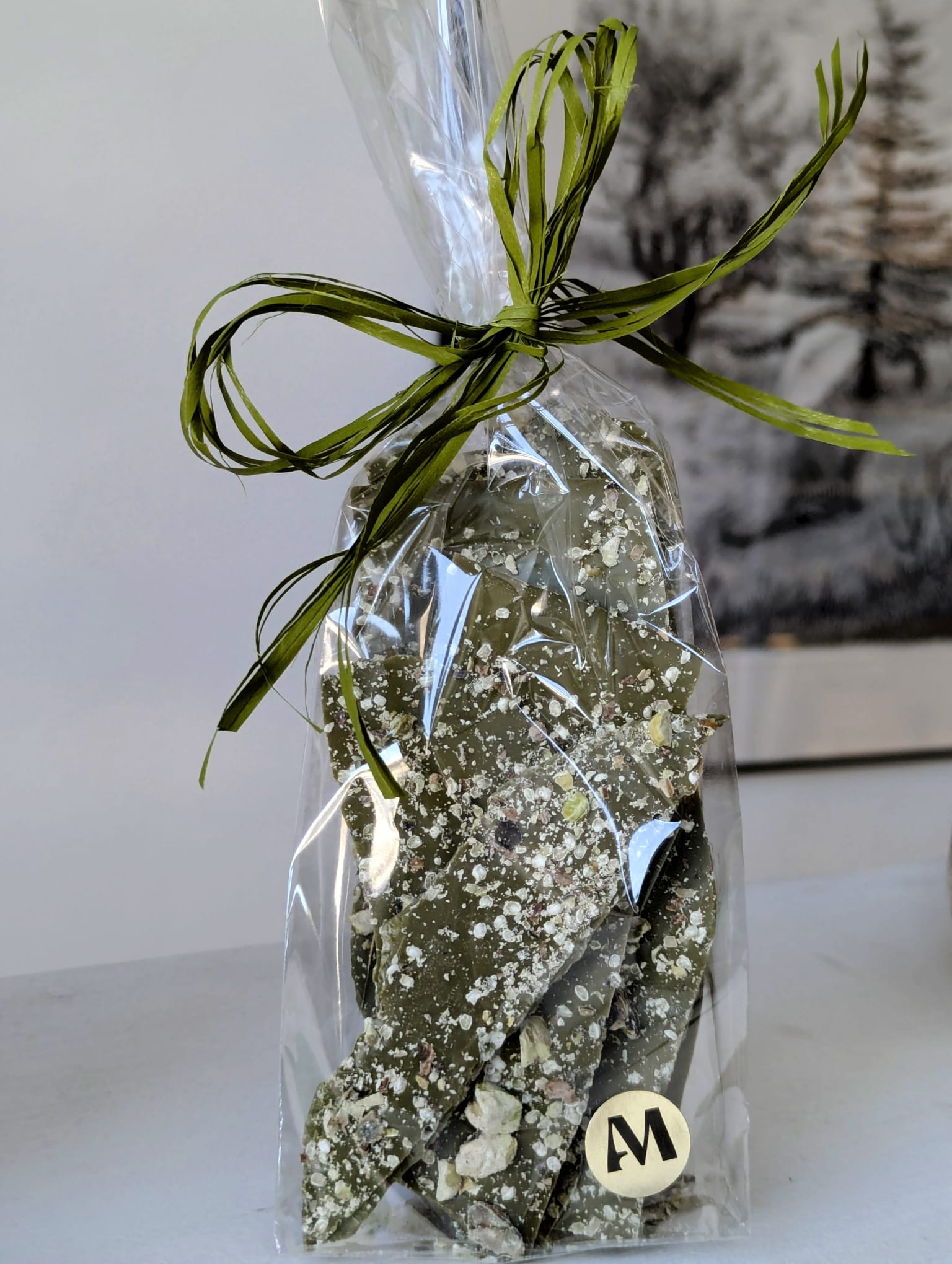 Mahedad matchašokolaadist laastud